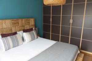 Łóżko lub łóżka w pokoju w obiekcie EARRA - Villa Eki - 2 garajes, playa a 7 min a pie