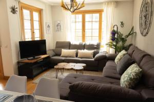 salon z kanapą i telewizorem w obiekcie EARRA - Villa Eki - 2 garajes, playa a 7 min a pie w mieście Zarautz