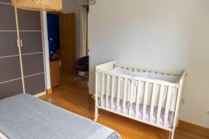 Łóżko lub łóżka w pokoju w obiekcie EARRA - Villa Eki - 2 garajes, playa a 7 min a pie