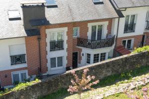 szereg domów z balkonami i ścianą w obiekcie EARRA - Villa Eki - 2 garajes, playa a 7 min a pie w mieście Zarautz