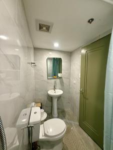 a bathroom with a toilet and a sink at Cityscape Grand Tower Cebu - 2 Bedrooms with Balcony Close to Ayala Mall - New Condo in Cebu City +12 photos