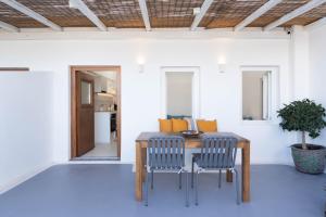 Χώρος καθιστικού στο Kalyva Cycladic house - Oia Santorini +35 φωτογραφίες