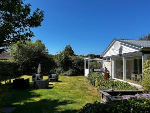 a yard with couches and a house at Buurman aan zee in Julianadorp