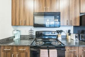 Η κουζίνα ή μικρή κουζίνα στο Downtown Flat with Gym - WalkScore 95