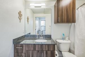 Ένα μπάνιο στο Downtown Flat with Gym - WalkScore 95