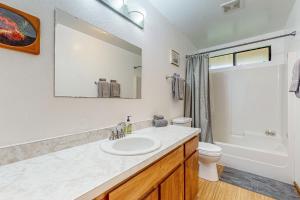 Koupelna v ubytování Ekomomai Retreat + 19 fotografií