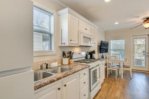 Η κουζίνα ή μικρή κουζίνα στο Less Than 1 Mi to Lake Norman Marina Home with Pool Access