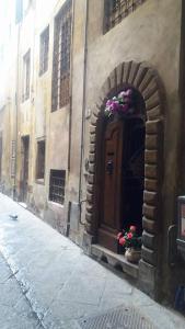 a building with a door with flowers on it at Antica Corte dei Principi charming rooms in Lucca