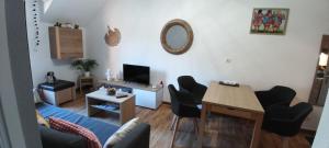 un salon avec un canapé bleu et une table dans l'établissement T2 Calme assuré face à la pique les Ramel, à Luchon