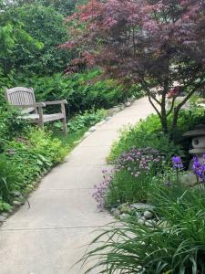 Aed väljaspool majutusasutust A Peaceful Oasis on Munjoy Hill - 3BR Cottage & Parking