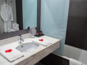 a bathroom with a sink and a mirror at Augusta Barcelona Vallès in Granollers