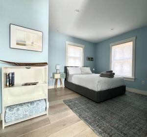 a bedroom with blue walls and a bed and a rug at Peaceful Oasis by the Great Salt Bay 3BR 2Ba in Newcastle