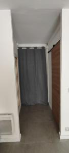 een kamer met een grijs gordijn in een kamer bij Apartment Cannes Croisette in Cannes