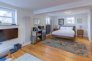 une chambre avec un lit et une télévision à écran plat dans l'établissement A Peaceful Oasis on Munjoy Hill - 4br2ba House & Parking, à Portland