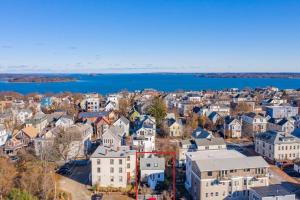 une vue aérienne sur une ville avec des maisons et l'eau dans l'établissement A Peaceful Oasis on Munjoy Hill - 4br2ba House & Parking, à Portland
