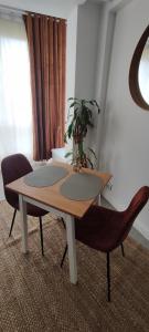 een tafel en stoelen in de woonkamer bij Apartment Cannes Croisette in Cannes
