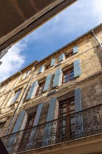 a building with windows on the side of it at Duplex Caché Toits & Tradition in Sommières