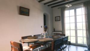 ein Esszimmer mit Tisch und Stühlen und einem Fenster in der Unterkunft Maison Maa, Maison de gardien, à 10 min à pieds de St Valery sur somme le long du canal in Boismont + 19 Fotos