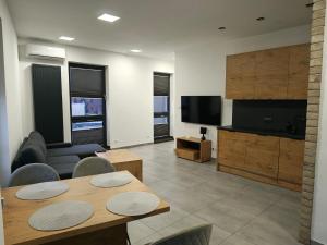 salon ze stołem i telewizorem w obiekcie Apartamenty Dworcowa 45 w mieście Gliwice