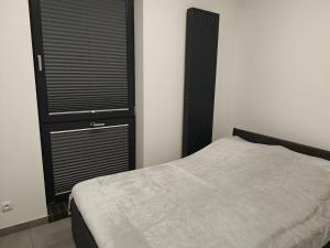 Łóżko lub łóżka w pokoju w obiekcie Apartamenty Dworcowa 45