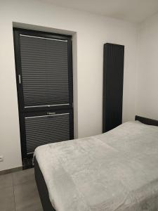 Łóżko lub łóżka w pokoju w obiekcie Apartamenty Dworcowa 45
