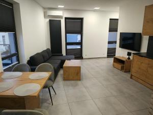 Telewizja i/lub zestaw kina domowego w obiekcie Apartamenty Dworcowa 45