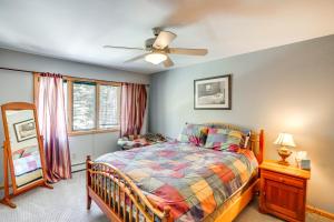 LanesvilleにあるLess Than 1 Mi to Hunter Mtn Spacious Home with Hot Tub!のベッドと天井扇風機のある寝室
