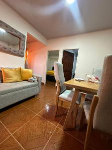 ein Wohnzimmer mit Sofa und Tisch in der Unterkunft Apartamento #3 in Puerto Colombia + 34 Fotos