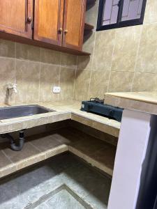 eine Küchentheke mit Spüle und Spüle in der Unterkunft Apartamento #3 in Puerto Colombia