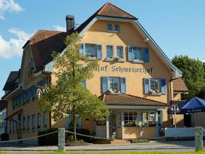 un edificio con las palabras que no tienen ni un pelo en él en Gasthof Schweizerhof, en Villingen-Schwenningen