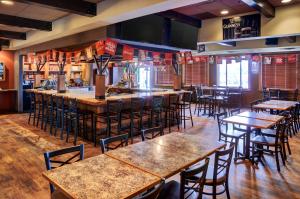 een restaurant met tafels en stoelen en een bar bij Lakeview Inns & Suites - Fort Saskatchewan in Fort Saskatchewan