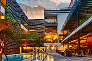 a building with a swimming pool in front of a building at Hotel Carlota in Mexico City