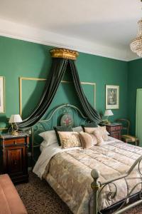 A bed or beds in a room at La Foresteria di Palazzo Picedi Benettini