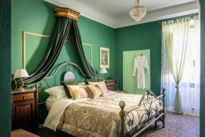 A bed or beds in a room at La Foresteria di Palazzo Picedi Benettini