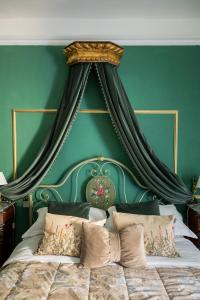 A bed or beds in a room at La Foresteria di Palazzo Picedi Benettini