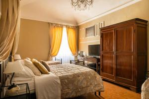 A bed or beds in a room at La Foresteria di Palazzo Picedi Benettini