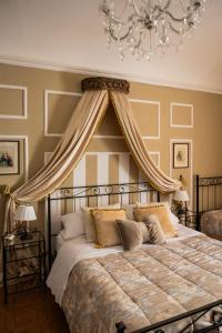 A bed or beds in a room at La Foresteria di Palazzo Picedi Benettini