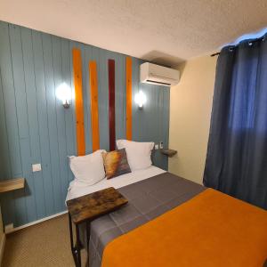 Postel nebo postele na pokoji v ubytování Hôtel L'Etoile Aéroport - A61