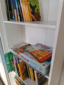 una estantería llena de muchos libros en La Casa di Nora, en Turín