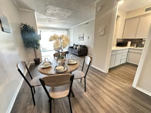 Kuchyň nebo kuchyňský kout v ubytování Modern & Stylish Apartment Space in the Heart of Bay Area Houston