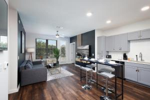 une cuisine et un salon avec un canapé et une table dans l'établissement Modern 2BR Retreat- Prkng,Near Rvrwlk & Conv Ctr, à San Antonio