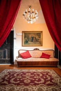 A bed or beds in a room at La Foresteria di Palazzo Picedi Benettini