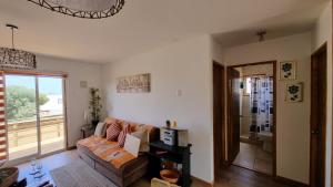a living room with a couch and a window at Casa mediterranea vista al mar in Quintero