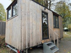 ケルンにあるDas Wiesenhaus Koelnの庭のトレーラーに座る小屋