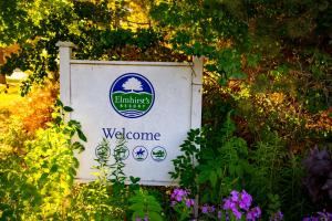 una señal de bienvenida en medio de unas flores en Elmhirst's Resort, en Keene