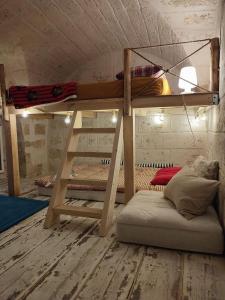 Letto a castello in camera con scala e letto a castello. di Home Stella a Bari Altre 12 foto