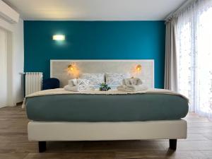 A bed or beds in a room at Porta alla Croce Guest House Még 32 kép