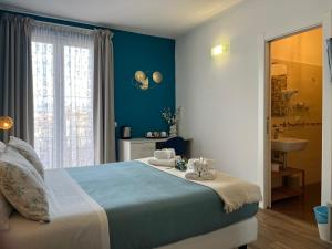 A bed or beds in a room at Porta alla Croce Guest House