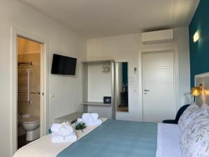 A television and/or entertainment centre at Porta alla Croce Guest House
