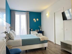 A bed or beds in a room at Porta alla Croce Guest House